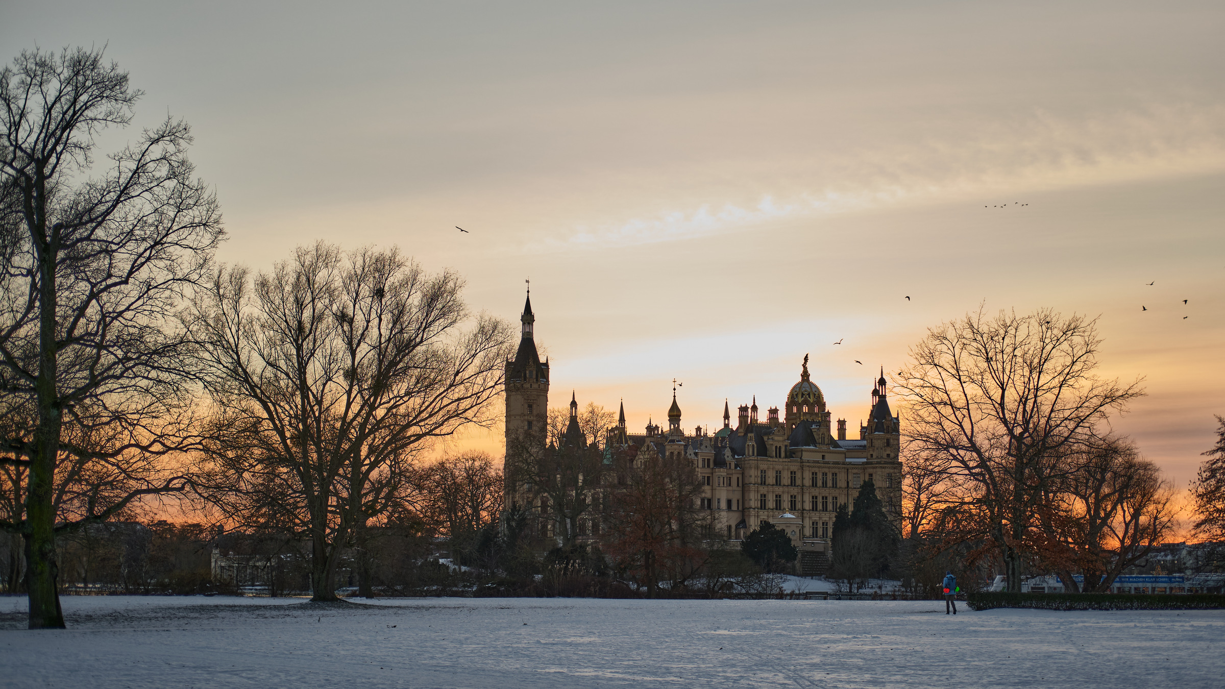 Sonnenuntergang hinter dem Schweriner Schloss